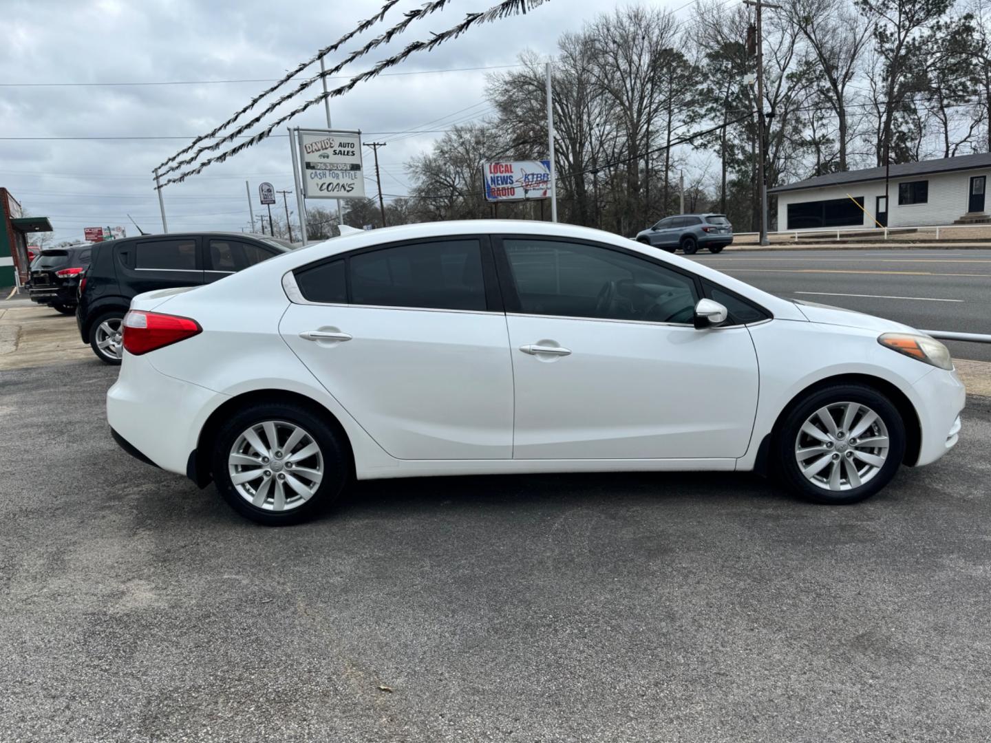 2014 WHITE Kia Forte EX (KNAFX4A83E5) with an 2.0L L4 DOHC 16V engine, 6-Speed Automatic transmission, located at 307 West Marshall Avenue, Longview, TX, 75601, (903) 753-3091, 32.500828, -94.742577 - Photo#1